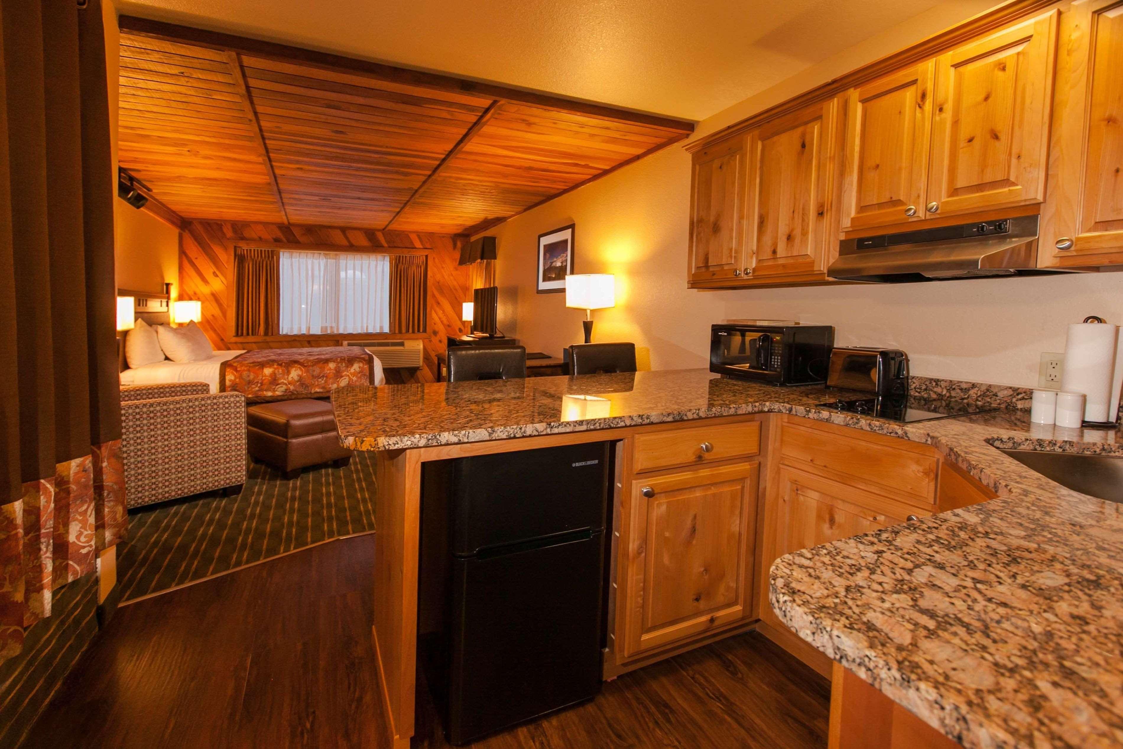 Best Western Plus Tree House Mount Shasta Exterior photo